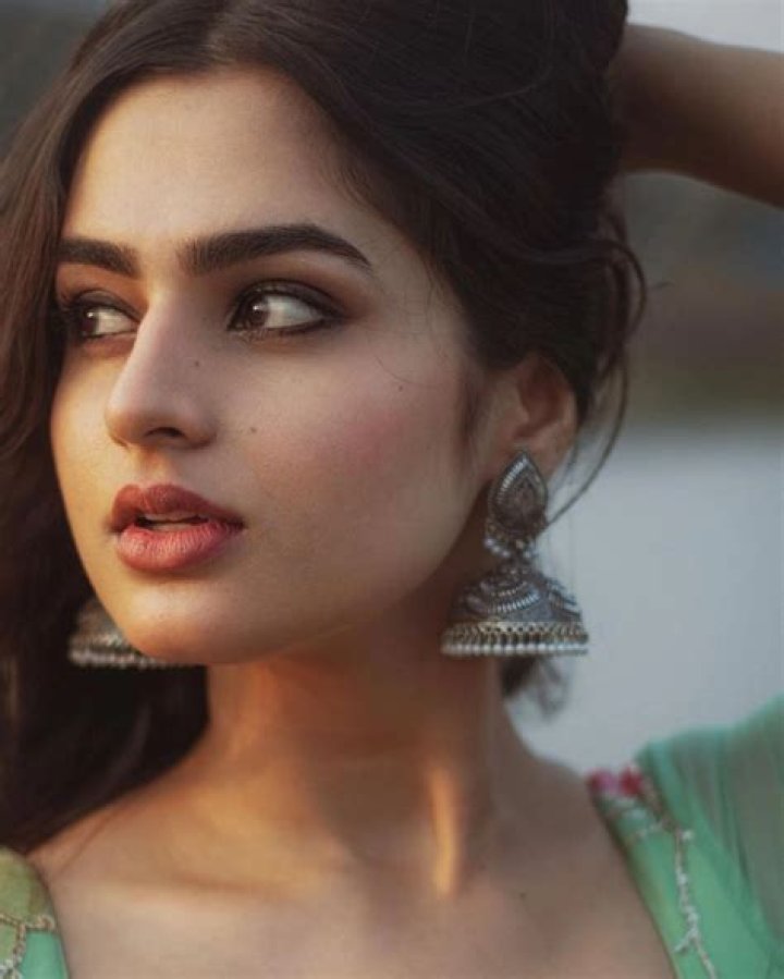 Ayesha Khan's Age: Unraveling The Truth