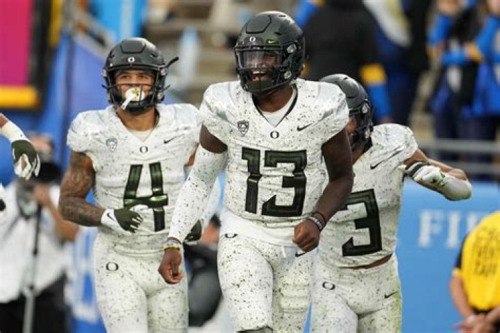 Best College Football Uniforms 2022: Oregon Ducks Float Alone