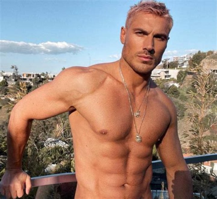 Chris Appleton Wiki/bio shows him straight only later o come out as gay. Net Worth?