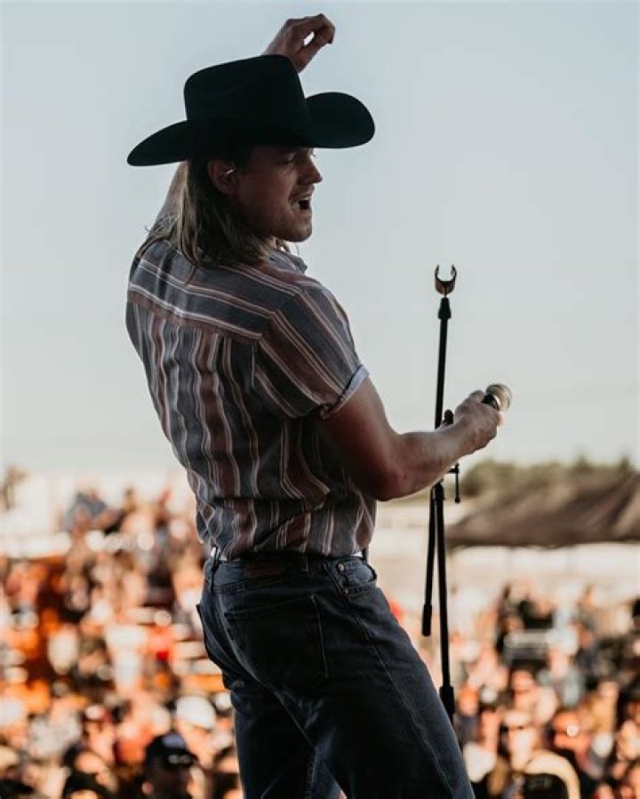 Dustin Lynch Says He’s Most Proud of This Particular Song on New Album “Blue In The Sky” (Exclusive) – Celeb Secrets Country