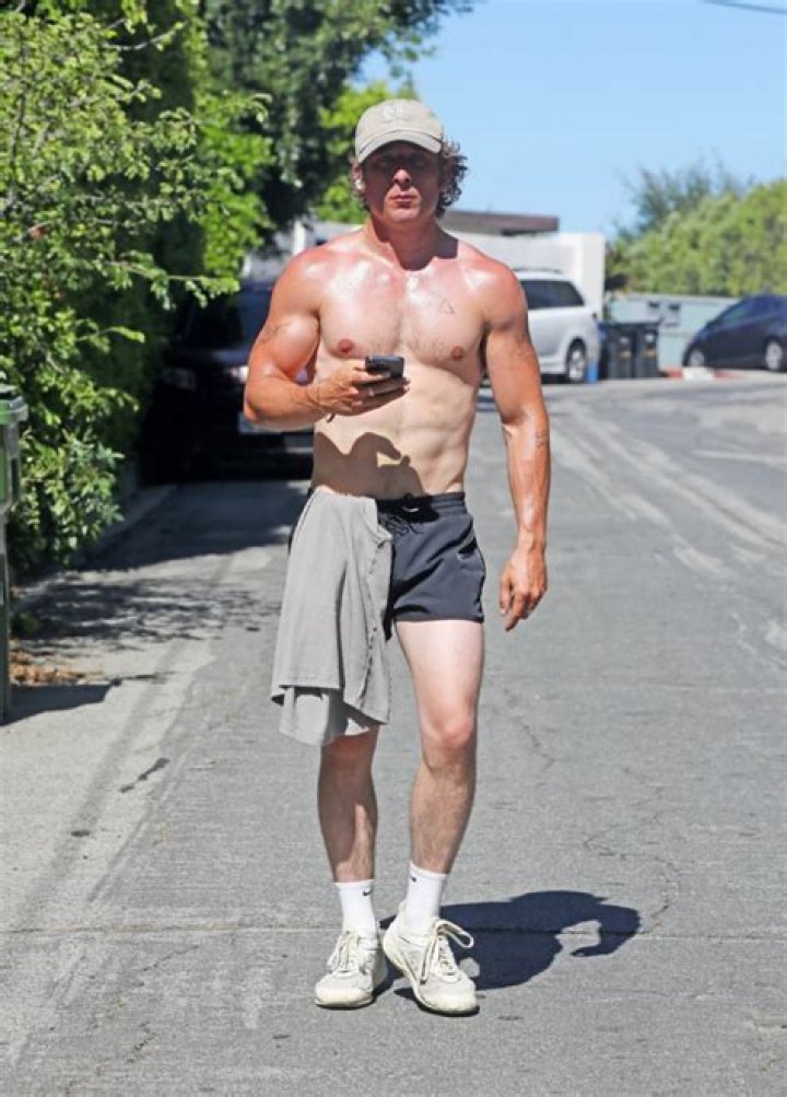 Unveiling The Height Of Jeremy Allen: How Tall Is He Really?