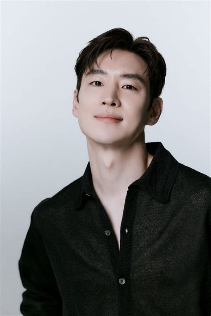 Unveiling The Mystery: Is Lee Je Hoon In A Relationship?