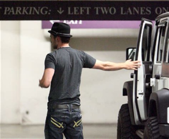  Justin Timberlake Does it Like Ryan Sheckler – White Jeep Wrangler