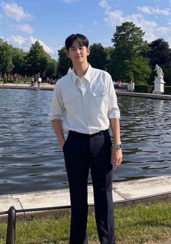 Unveiling The Height Of Kim Soo Hyun: A Closer Look At His Feet