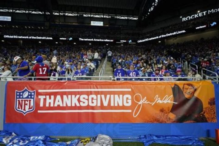 Luke Combs Performs at NFL Thanksgiving Halftime Show (Watch) – Celeb Secrets Country