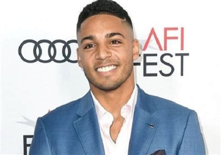 Michael Evans Behling Height, Weight, Age, Girlfriend, Biography & Family