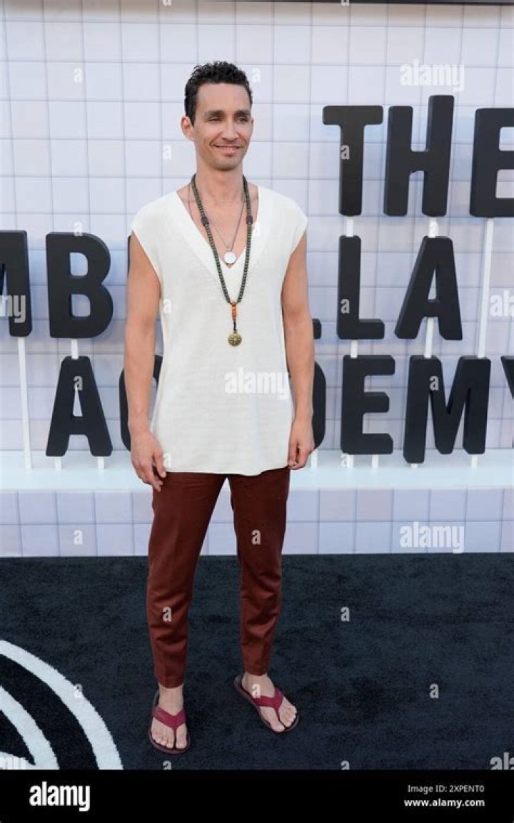 Robert Sheehan 2024: A Year Of New Beginnings And Opportunities